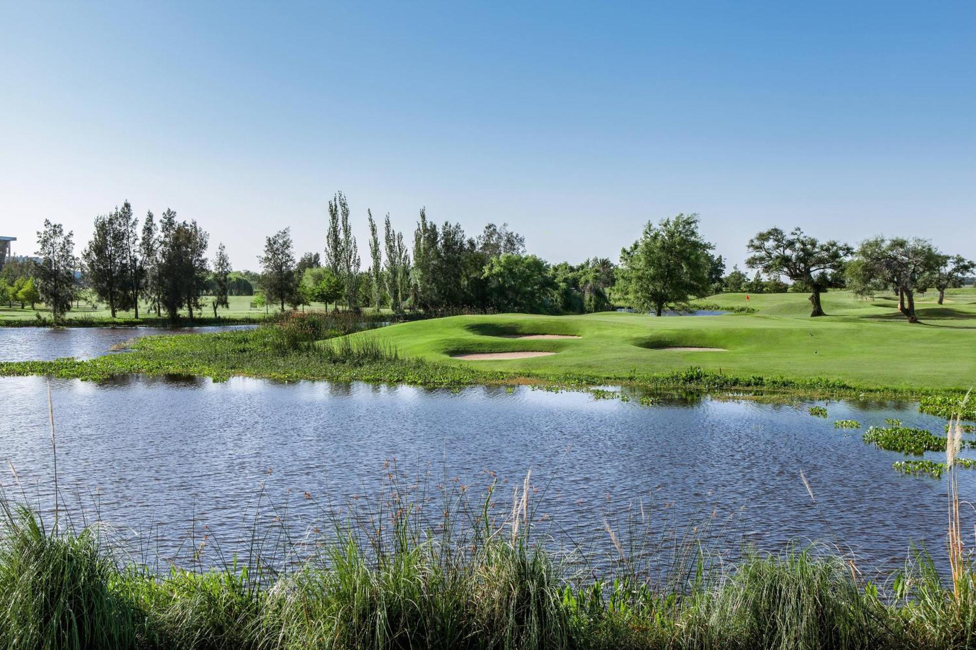 シェラトン コロニア ゴルフ&スパ リゾート コロニア・デル・サクラメント エクステリア 写真 Golf course in the city