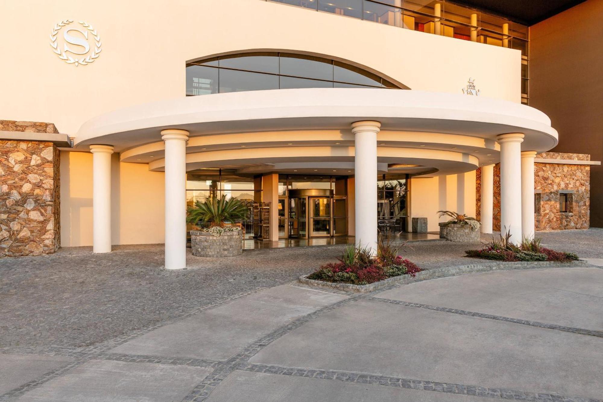 シェラトン コロニア ゴルフ&スパ リゾート コロニア・デル・サクラメント エクステリア 写真 Entrance of the hotel